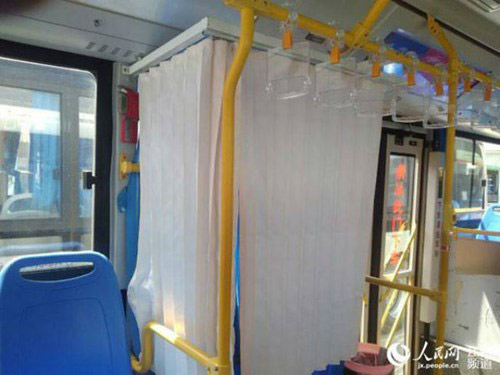 Xe buýt có ghế dành riêng cho “bà mẹ bỉm sữa” - 4