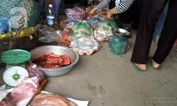 Đột nhập khu chợ chuyên bán thịt ôi, thịt ế giá chỉ 30.000đ/kg ngay giữa Hà Nội - Ảnh 7.