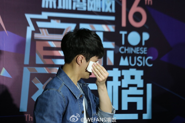 Thực hư chuyện Lay (EXO) bất ngờ ngất xỉu trong hậu trường Chinese Top Music Awards - Ảnh 13.