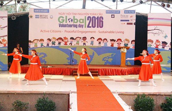 Anzo cùng các cô gái Mông Cổ trình diễn điệu múa truyền thống của đất nước để gửi tặng đến các tình nguyện viên quốc tế