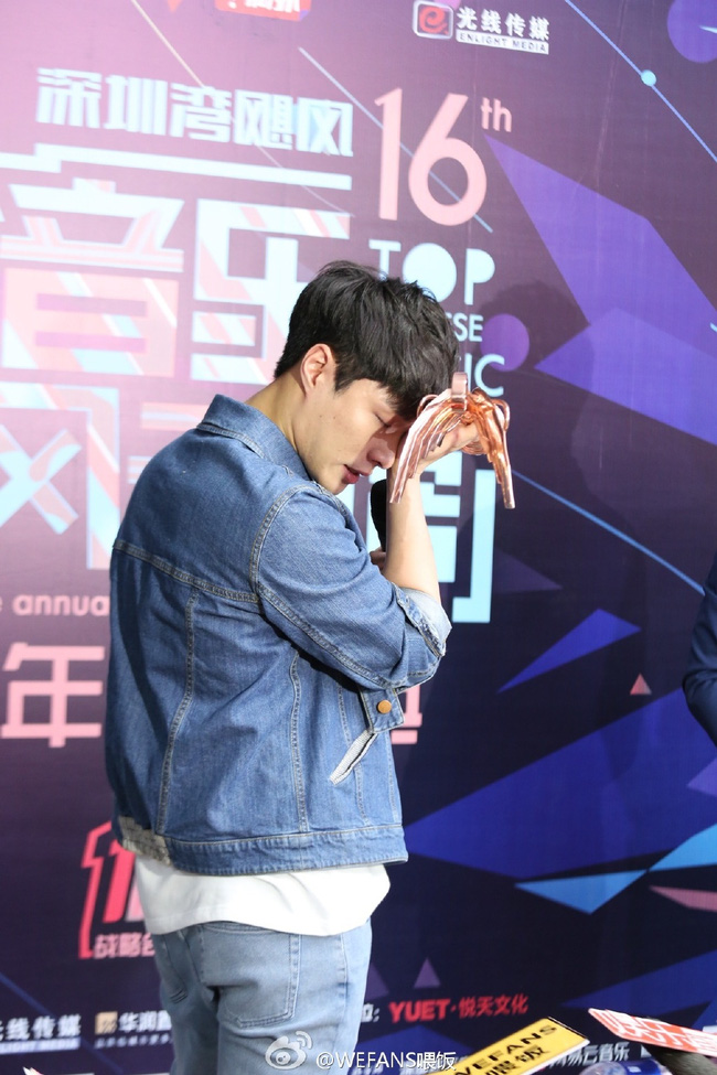 Thực hư chuyện Lay (EXO) bất ngờ ngất xỉu trong hậu trường Chinese Top Music Awards - Ảnh 10.