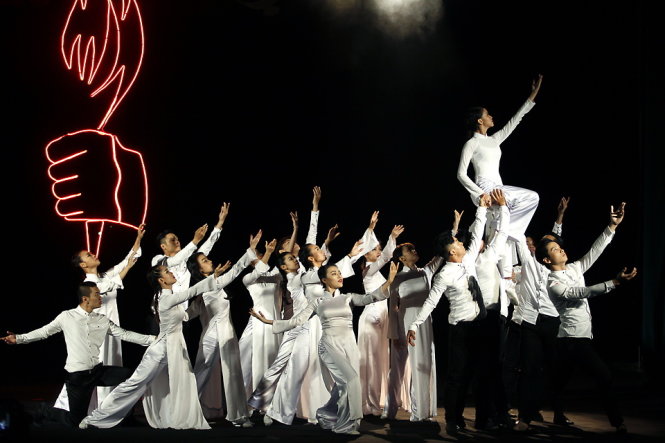 Tiết mục múa mở màn Câu chuyện hòa bình số 3 - Ánh hòa bình tại Hà Nội - Ảnh: Nam Nguyễn
