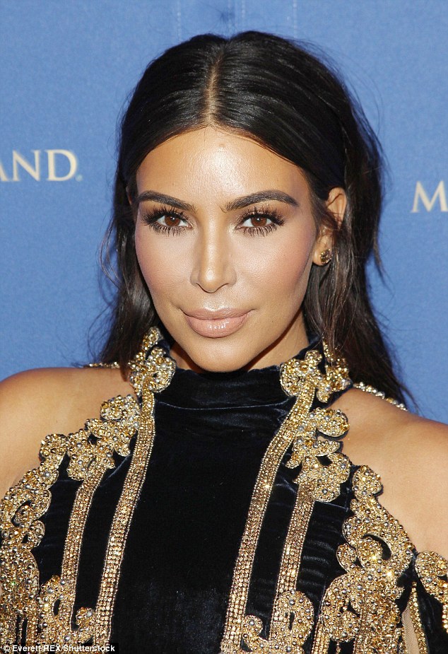  Kim Kardashian thu hút sự chú ý của giới săn tin khi xuất hiện tại một sự kiện tại Las Vegas, ngày 10/4. Đây là sự kiện đầu tiên mà người đẹp siêu vòng ba góp mặt kể từ khi sinh con trai thứ hai vào năm ngoái. 