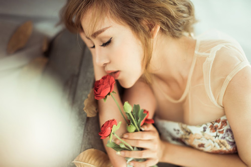 “Bà Tưng” Huyền Anh cover hit “Hậu duệ mặt trời”