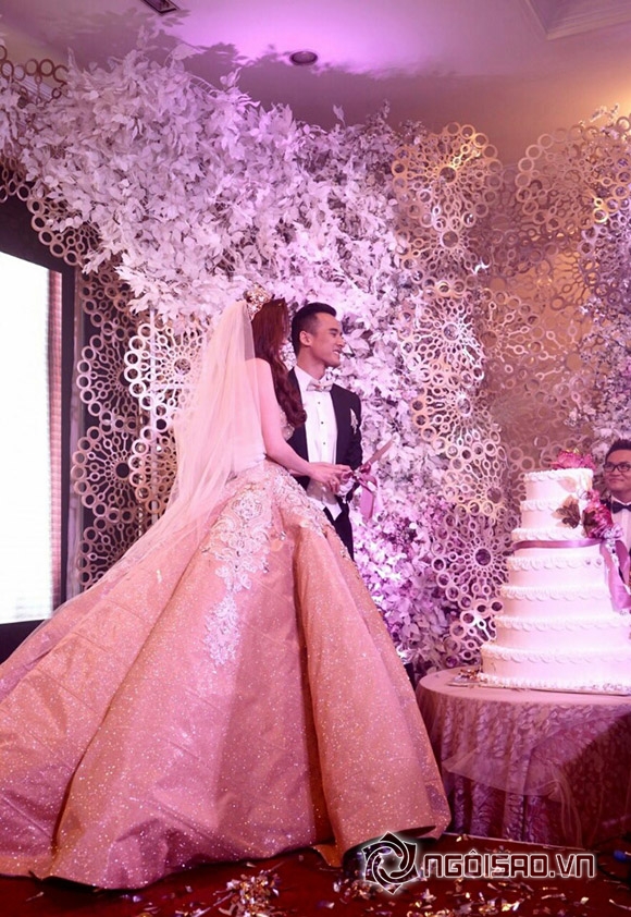 Cận cảnh bộ váy cưới 250 triệu của vợ Lương Thế Thành 5