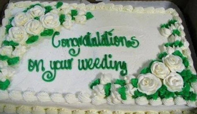 Thậm chí lời chúc ghi trên bánh cưới cũng bị viết sai lỗi chính tả - một lỗi sai khó lòng chấp nhận được.
