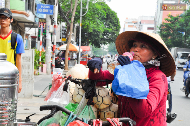 Người dân phun nước, trùm như ninja để đối phó với nắng nóng gần 39 độ C ở Sài Gòn - Ảnh 5.