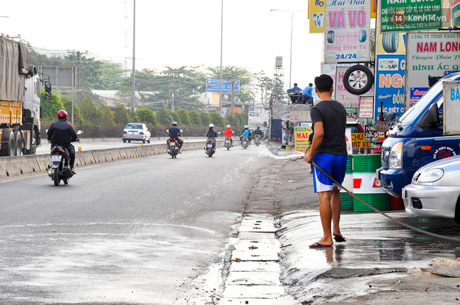 Người dân phun nước, trùm như ninja để đối phó với nắng nóng gần 39 độ C ở Sài Gòn - Ảnh 9.