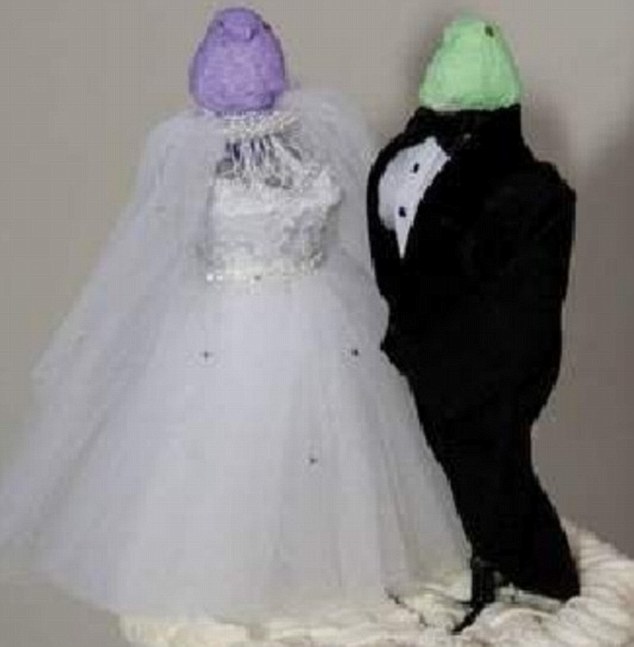 Rất khó hiểu với chiếc bánh cưới này khi người làm bánh quyết định gắn gương mặt của hai con ếch làm biểu tượng cho cô dâu, chú rể.