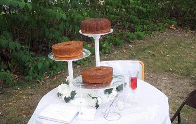 Bánh cưới được làm tối giản hết sức có thể. Tuy nhiên, có thể thấy chiếc bánh được làm khá cẩu thả với hình dáng méo mó.