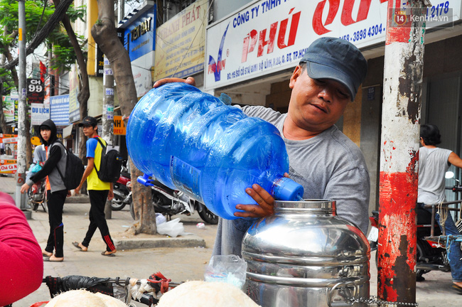 Người dân phun nước, trùm như ninja để đối phó với nắng nóng gần 39 độ C ở Sài Gòn - Ảnh 6.