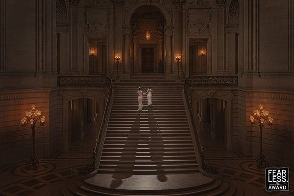  Cô dâu bé nhỏ trong khung hình khi tiến bước lên cầu thang ma thuật nhờ hiệu ứng đổ bóng gây cảm giác tình yêu đang tràn ngập khắp căn phòng. 