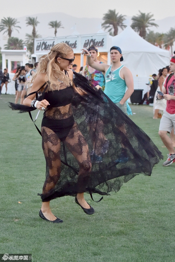 Paris Hilton diện váy xuyên thấu 0