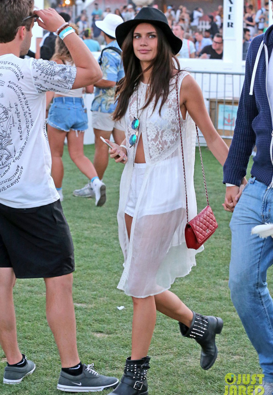 dan-mau-noi-y-dien-do-sexy-do-bo-le-hoi-coachella-6