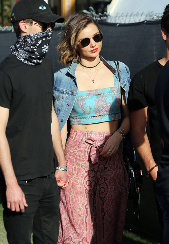 dan-mau-noi-y-dien-do-sexy-do-bo-le-hoi-coachella-1