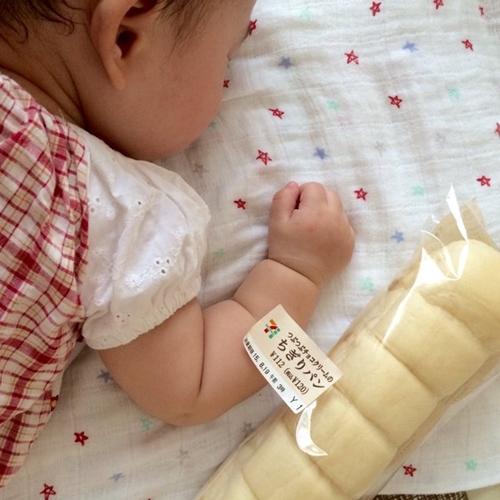 Những cánh tay nhiều ngấn đáng yêu của đứa trẻ được các phụ huynh Nhật so sánh với một chiếc bánh mỳ.