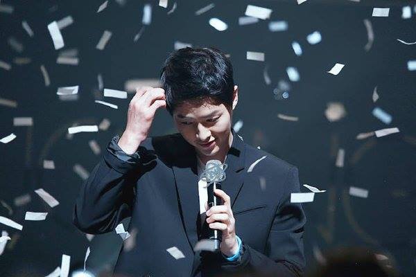 Song Joong Ki trổ tài nấu nướng, khoe giọng hát ngọt ngào trước fan