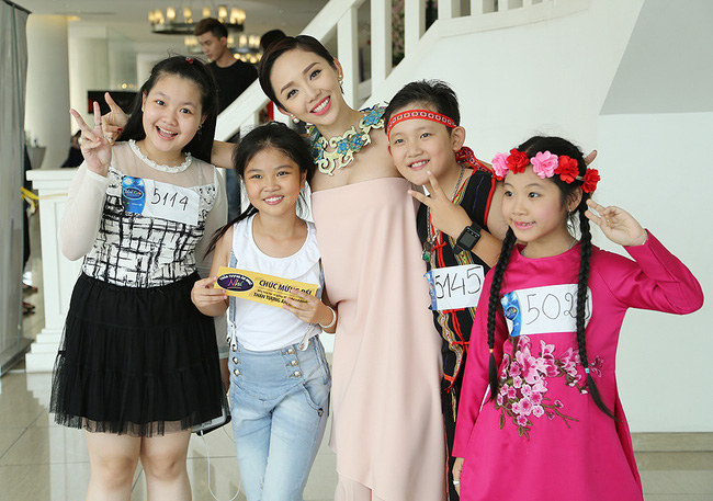 Tóc Tiên nghĩ gì khi đối đầu các đồng nghiệp tại  The Voice Kids ?