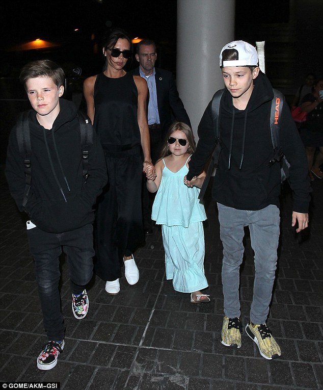 Bé Harper Beckham đeo kính đen cool ngầu giống mẹ tại sân bay - Ảnh 3.