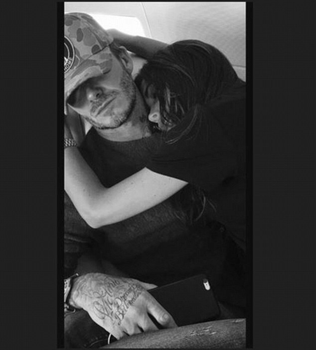 Bé Harper Beckham đeo kính đen cool ngầu giống mẹ tại sân bay - Ảnh 12.