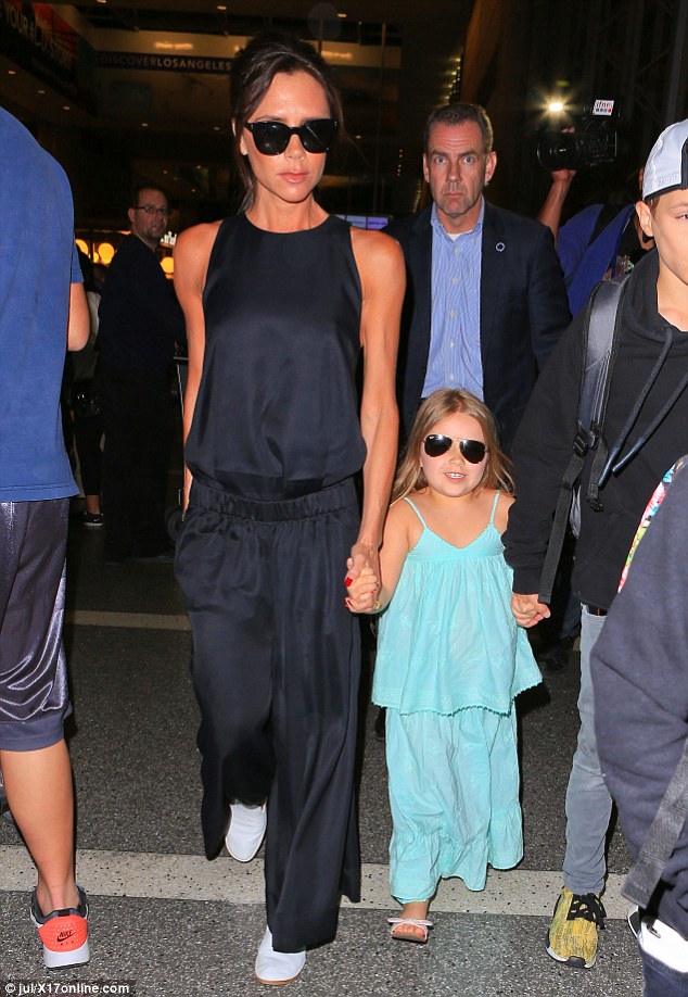 Bé Harper Beckham đeo kính đen cool ngầu giống mẹ tại sân bay - Ảnh 1.
