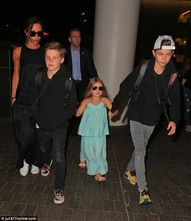 Bé Harper Beckham đeo kính đen cool ngầu giống mẹ tại sân bay - Ảnh 7.