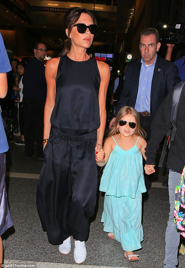 Bé Harper Beckham đeo kính đen cool ngầu giống mẹ tại sân bay - Ảnh 4.