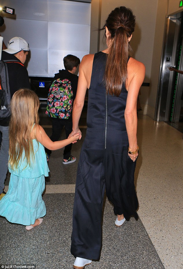 Bé Harper Beckham đeo kính đen cool ngầu giống mẹ tại sân bay - Ảnh 5.