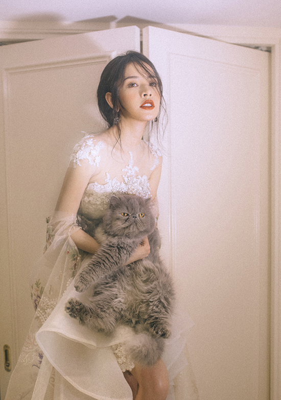 Ảnh: Kính O Tròng - Stylist: Zoe - Trang phục: NTK Phạm Đặng Anh Thư - Makeup: Hiwon