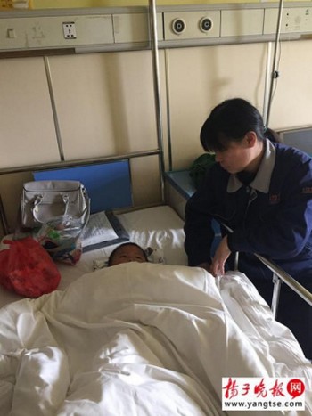 Cậu bé Qiqi và mẹ trong bệnh viện, nơi cậu đang được điều trị tích cực với nhiều vết thương nghiêm trọng