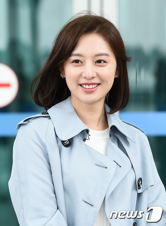 Bác sĩ quân y Kim Ji Won tại sân bay đọ sắc cùng người đẹp không tuổi Dara (2NE1) tại sân bay - Ảnh 5.