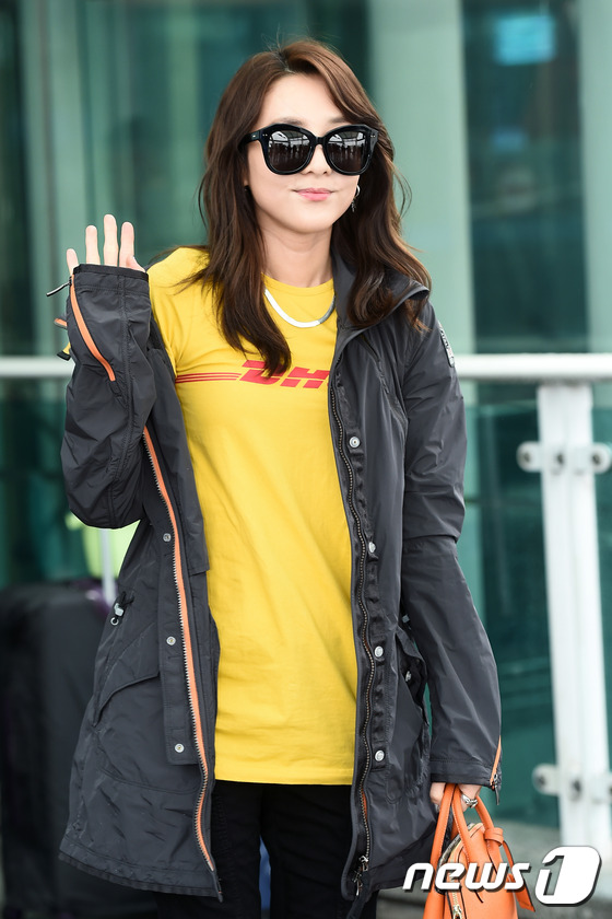Bác sĩ quân y Kim Ji Won tại sân bay đọ sắc cùng người đẹp không tuổi Dara (2NE1) tại sân bay - Ảnh 8.