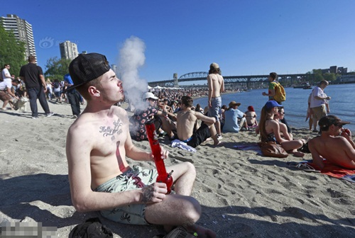 Giới trẻ Canada chìm đắm trong khói thuốc ngày quốc tế cần sa
