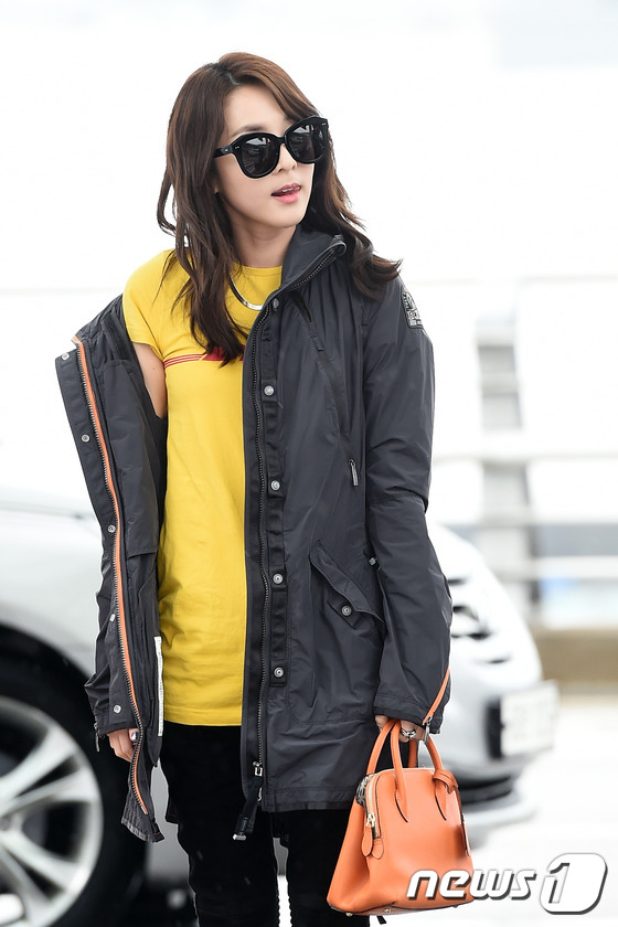 Bác sĩ quân y Kim Ji Won tại sân bay đọ sắc cùng người đẹp không tuổi Dara (2NE1) tại sân bay - Ảnh 7.