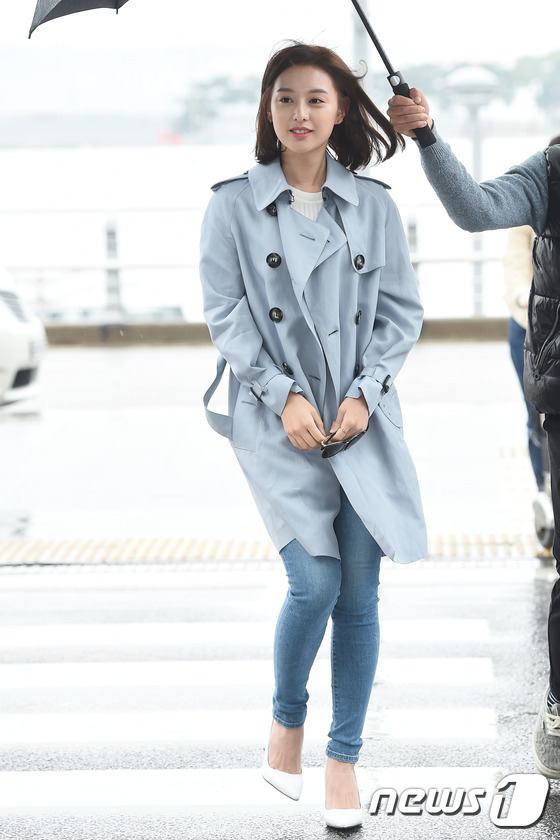 Bác sĩ quân y Kim Ji Won tại sân bay đọ sắc cùng người đẹp không tuổi Dara (2NE1) tại sân bay - Ảnh 1.