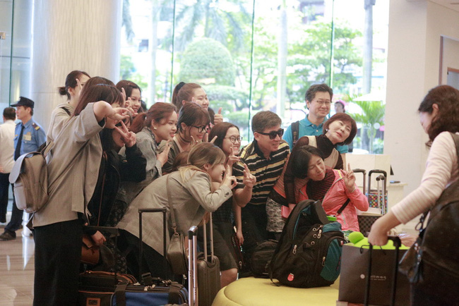 Bố mẹ Xiumin rời khách sạn, vui vẻ chụp ảnh lưu niệm cùng fan - Ảnh 6.
