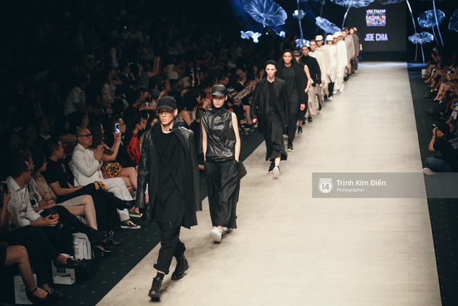 Ngày 1 Vietnam Internation Fashion Week: Các NTK đã chiêu đãi người xem những gì? - Ảnh 37.