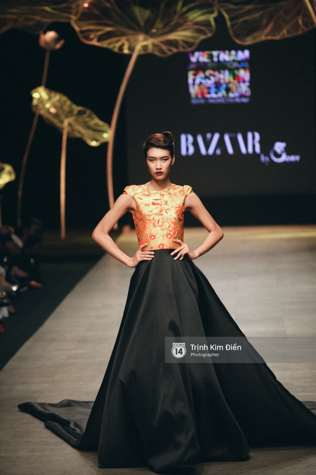 Ngày 1 Vietnam Internation Fashion Week: Các NTK đã chiêu đãi người xem những gì? - Ảnh 57.