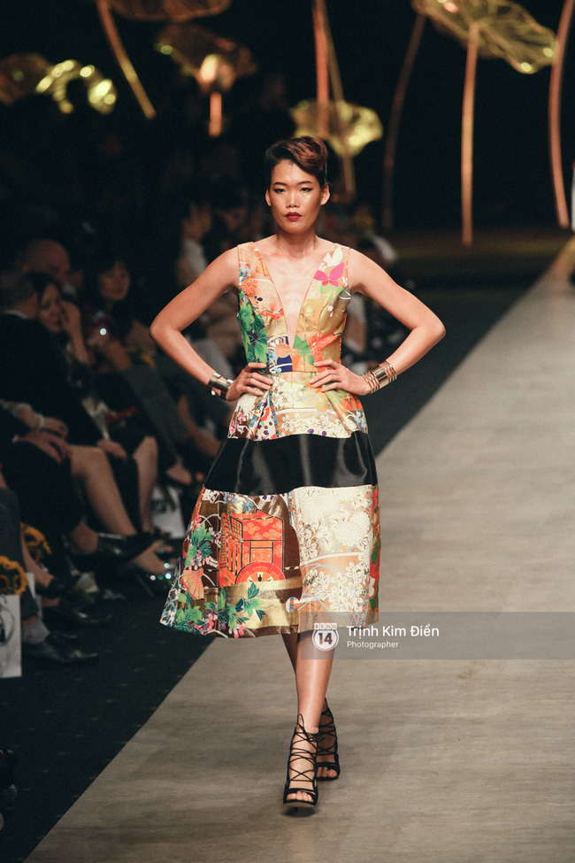 Ngày 1 Vietnam Internation Fashion Week: Các NTK đã chiêu đãi người xem những gì? - Ảnh 50.