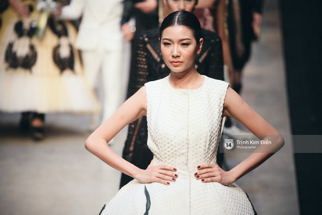 Ngày 1 Vietnam Internation Fashion Week: Các NTK đã chiêu đãi người xem những gì? - Ảnh 17.