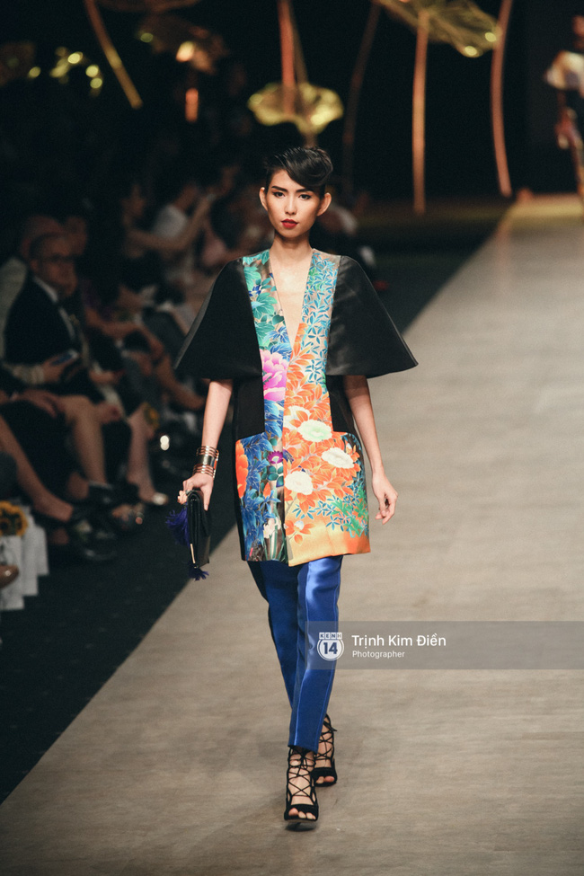 Ngày 1 Vietnam Internation Fashion Week: Các NTK đã chiêu đãi người xem những gì? - Ảnh 42.