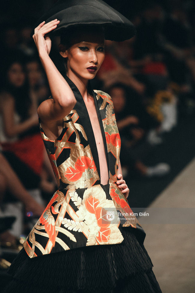 Ngày 1 Vietnam Internation Fashion Week: Các NTK đã chiêu đãi người xem những gì? - Ảnh 54.