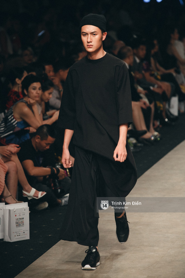 Ngày 1 Vietnam Internation Fashion Week: Các NTK đã chiêu đãi người xem những gì? - Ảnh 34.