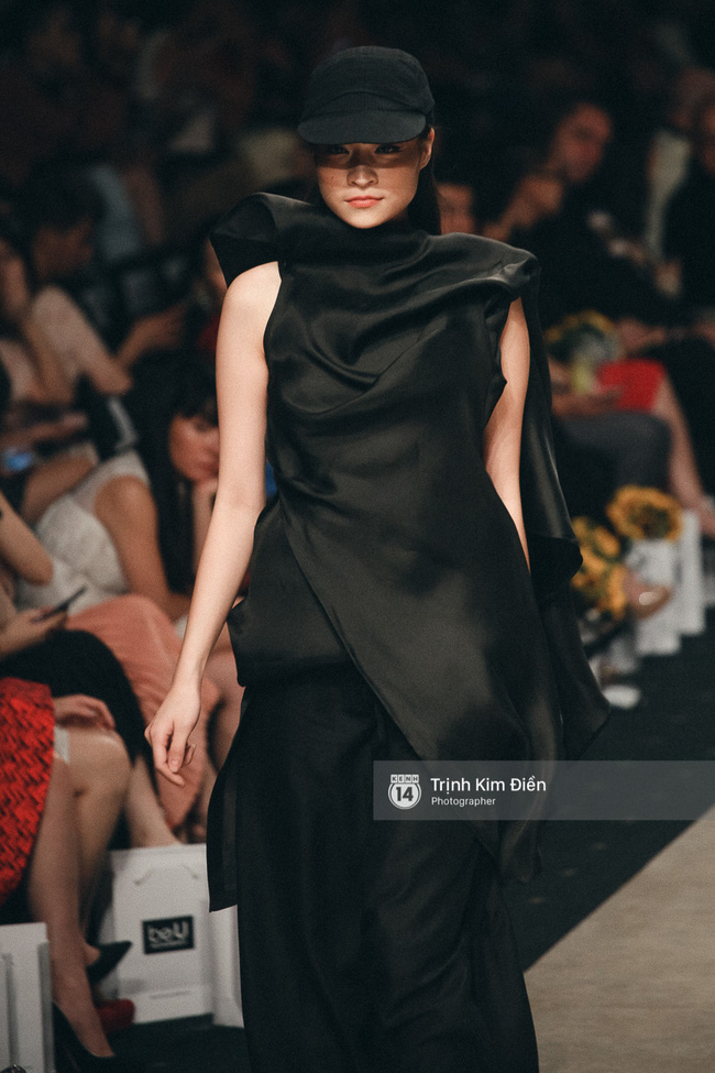 Ngày 1 Vietnam Internation Fashion Week: Các NTK đã chiêu đãi người xem những gì? - Ảnh 33.