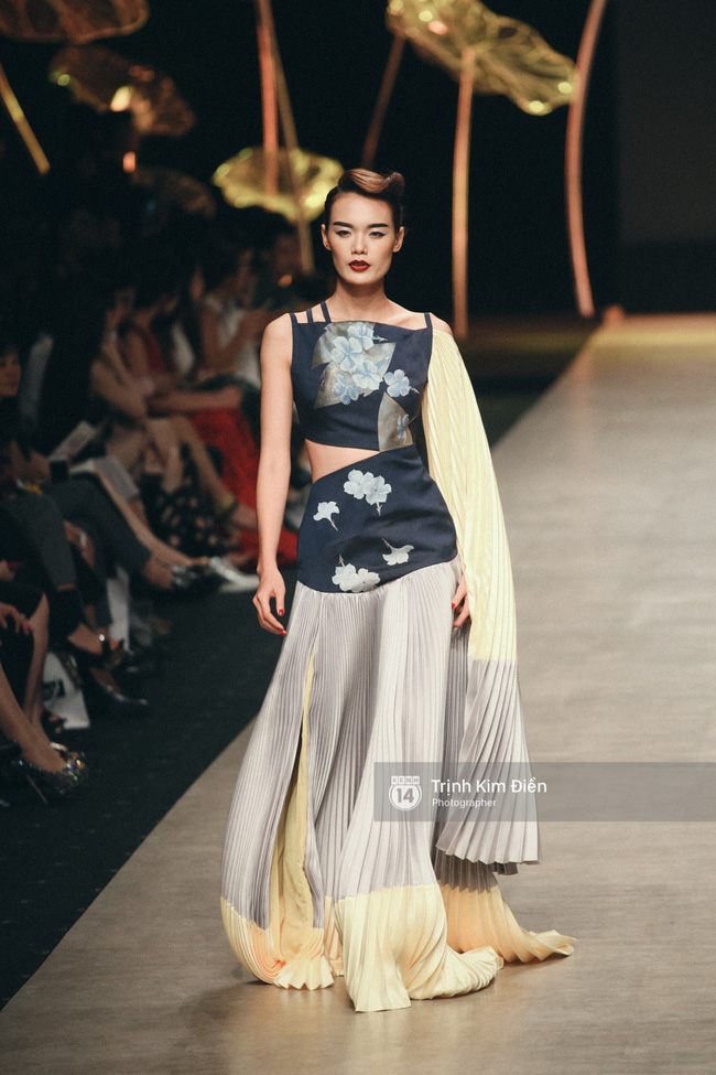 Ngày 1 Vietnam Internation Fashion Week: Các NTK đã chiêu đãi người xem những gì? - Ảnh 53.