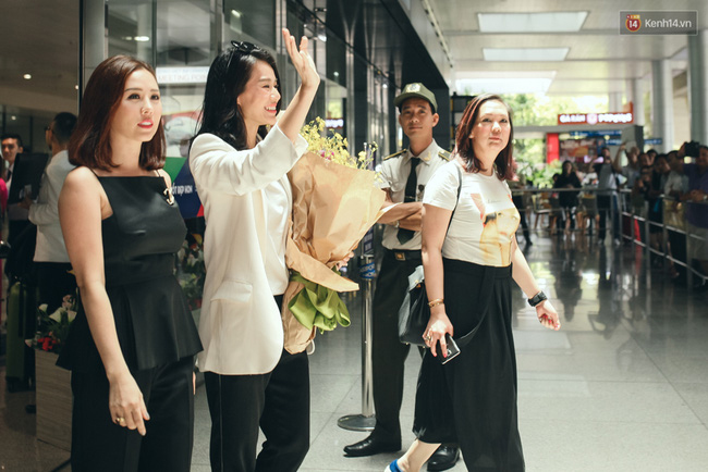 Hồ Hạnh Nhi cùng chồng mới cưới đến Việt Nam, rạng rỡ trong vòng vây fan