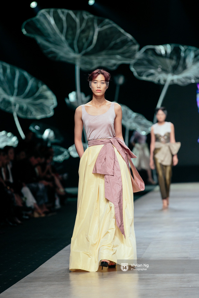 VIFW 2016 ngày 2: Khi mẫu U70, mẫu nhí lẫn bà bầu đổ bộ sàn runway - Ảnh 77.