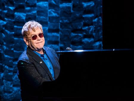 Elton John sẽ kiếm được 1 triệu đô la cho vài phút đi tiệc