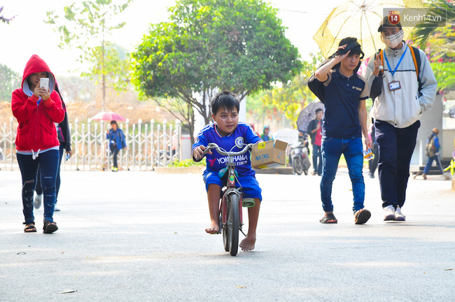 Chàng sinh viên Sài Gòn cao 80cm, suốt 22 năm đi chân đất đến trường