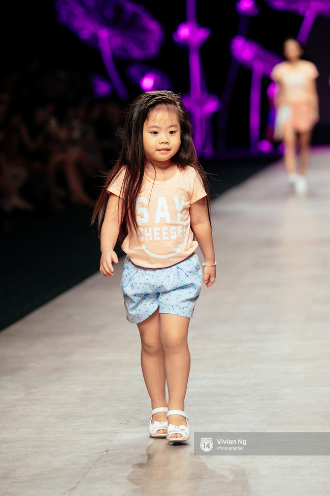 VIFW 2016 ngày 2: Khi mẫu U70, mẫu nhí lẫn bà bầu đổ bộ sàn runway - Ảnh 4.